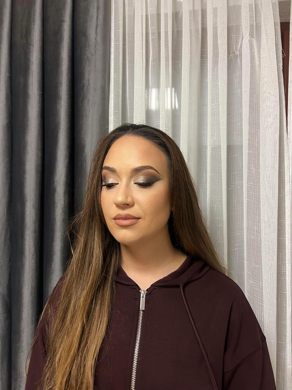 Professional face makeup look 22