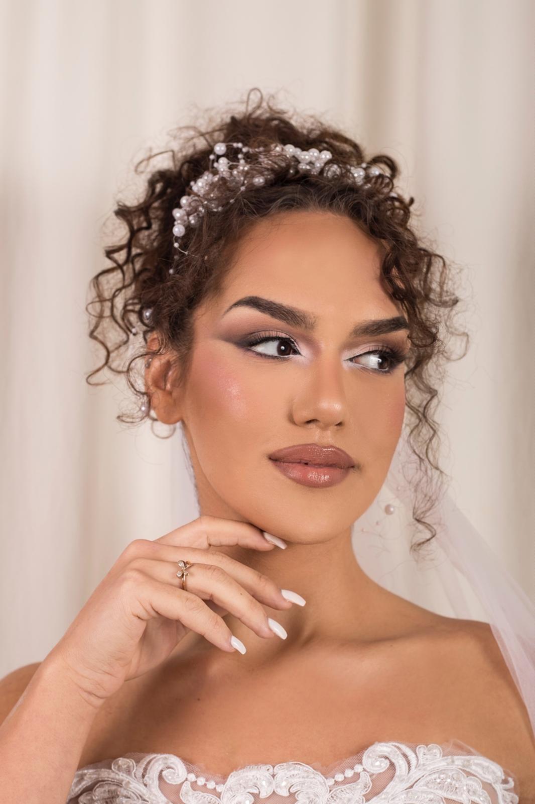 Professional face makeup look 31